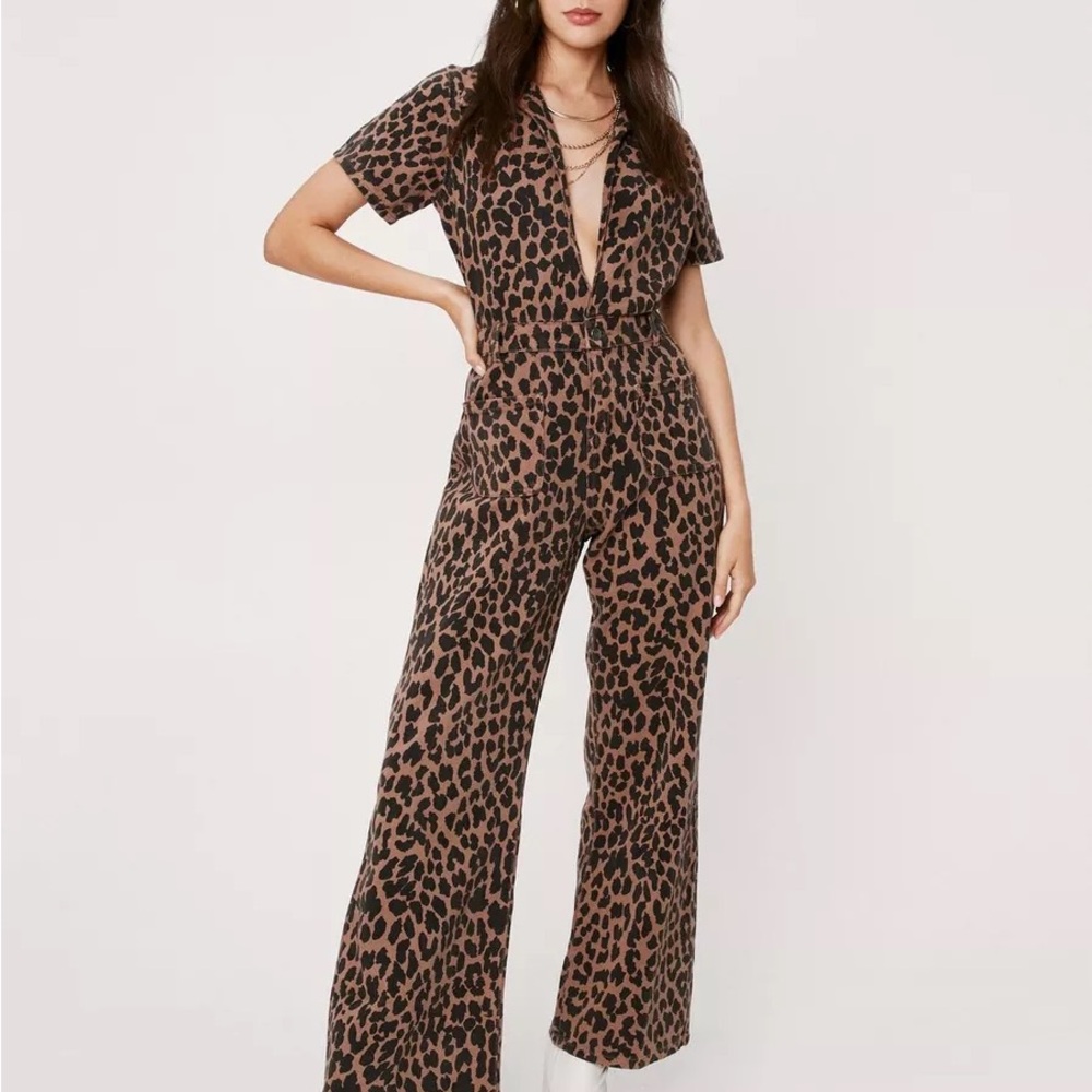 Nasty Gal Denim Leopard V Neck Jumpsuit Women’s jumpsuit size 8.